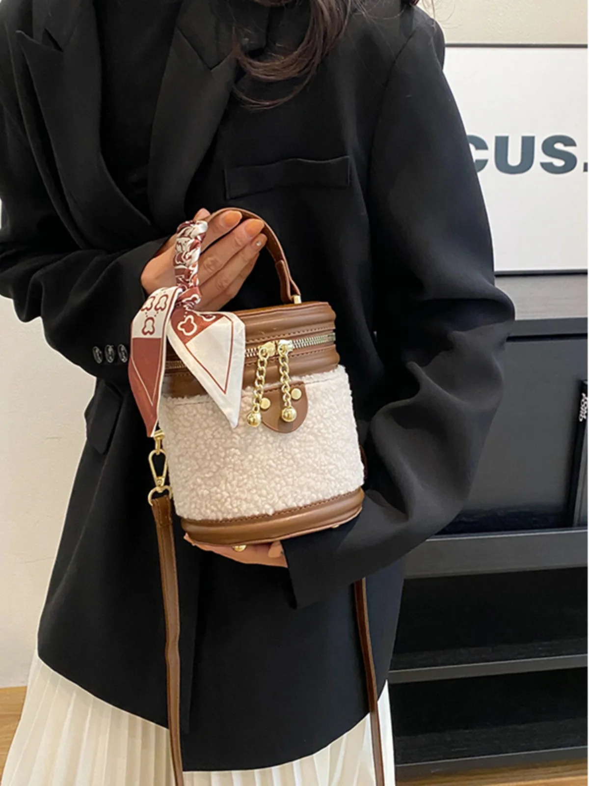 Handbag with ribbon Korean autumn fashion plush spice PU cross body bag high-end textured shoulder bag 241025
