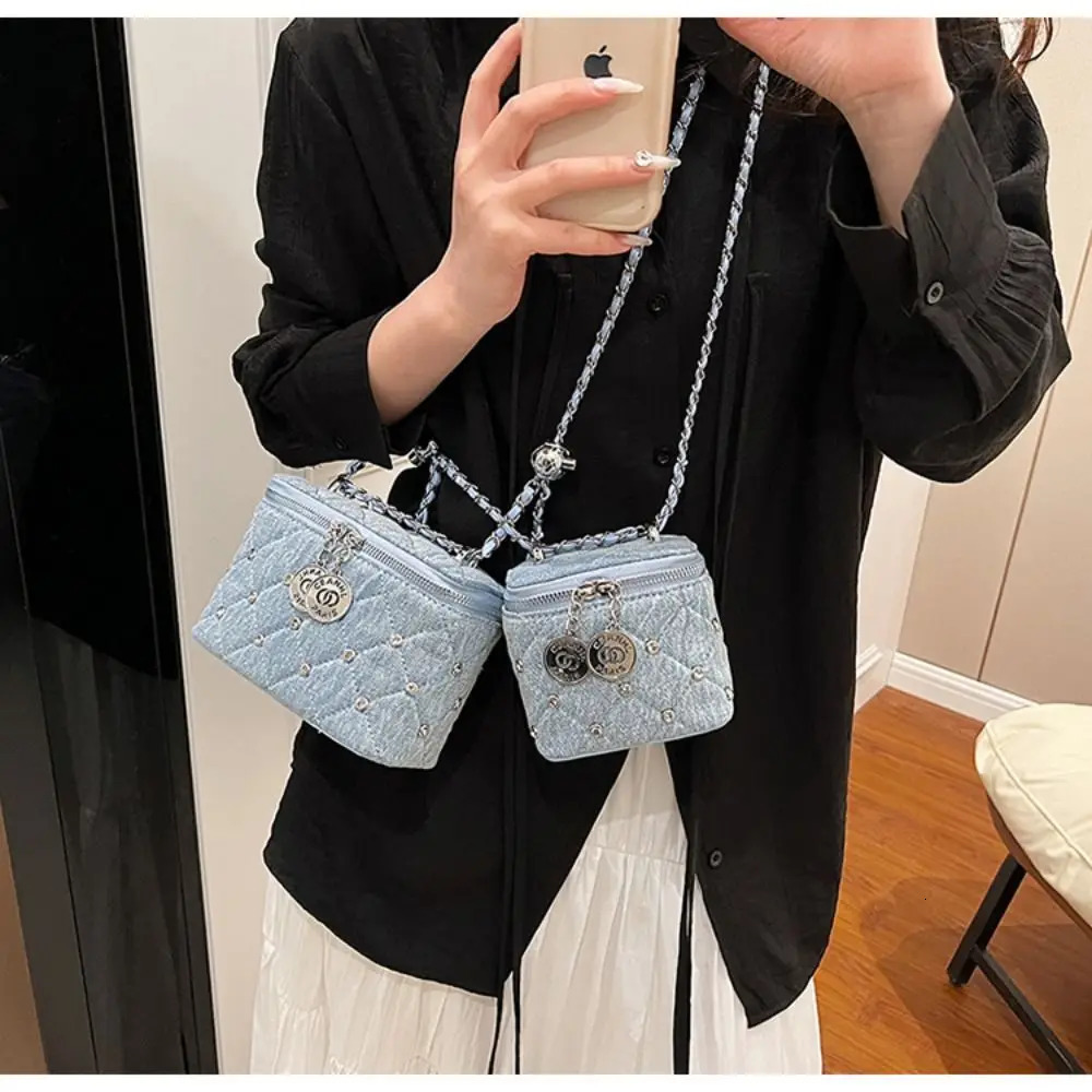 Versatile Chain Crossbody Bag Regular Riveted Shoulder Bag 241025
