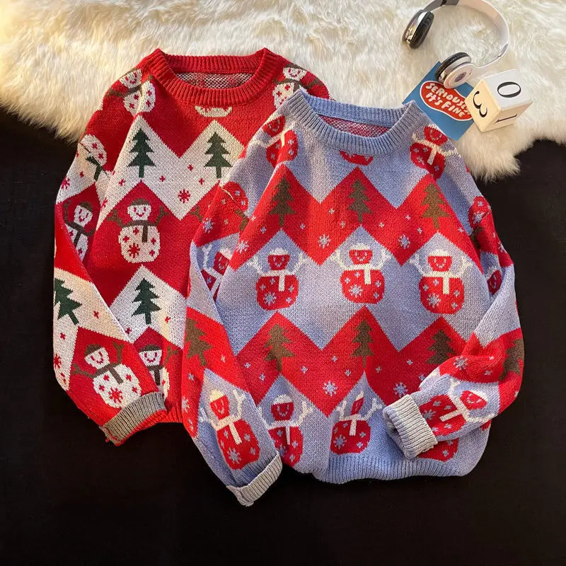 In the winter of a couple sewed Christmas tree jacquard sweaters 241025