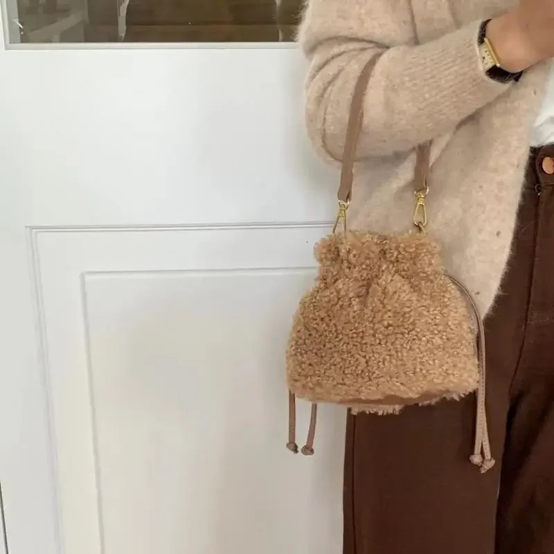 Womens Plush Bag Fashion Niche Retro Plush Mop Bag Versatile Single Shoulder Horizontal Bag 241025