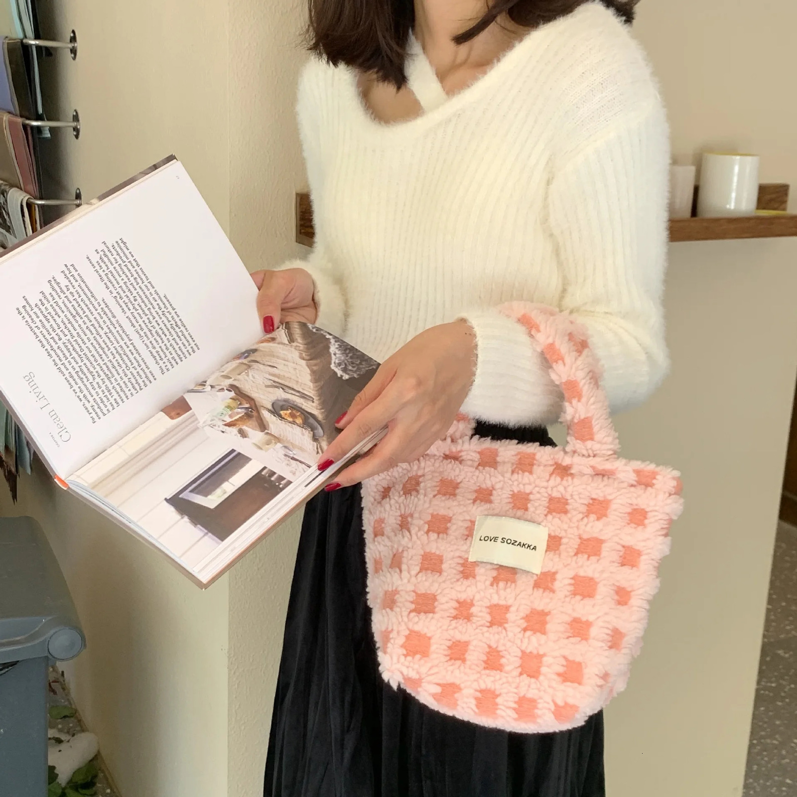 Comparative color womens flat bottomed wallet handbag fashionable womens soft plush shoulder bag retro womens small handbag shopping bag 241025