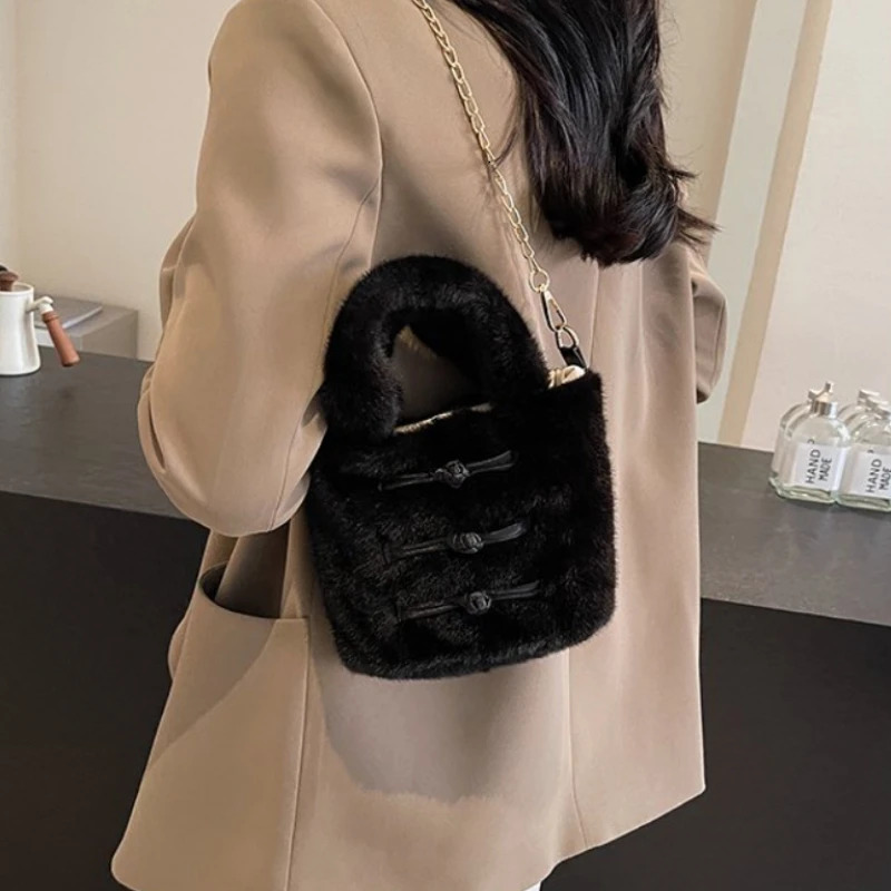 Fashionable Chinese retro shoulder bag autumn and winter simple chain womens cross body bag plush version bucket bag 241025