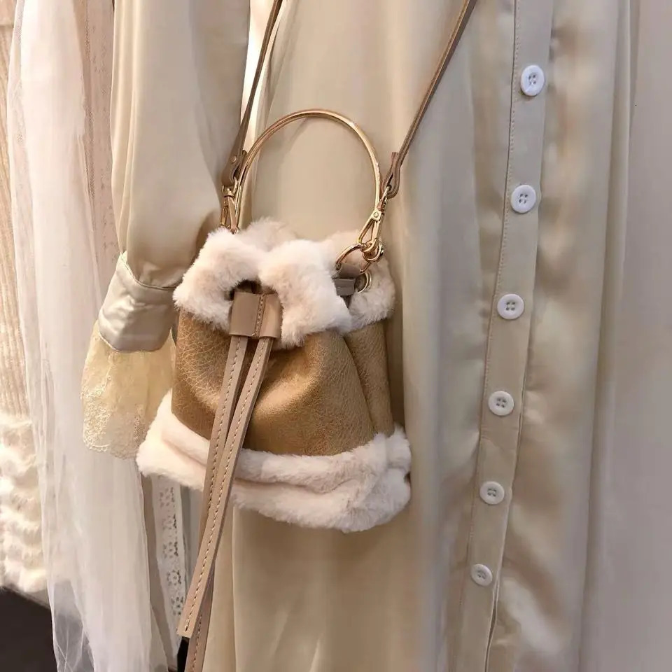 Plush splicing PU bucket bag autumn and winter color contrast brushed horizontal bag Korean mini handheld shoulder bag 241025