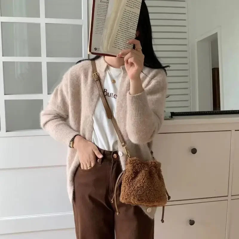 Womens Plush Bag Fashion Niche Retro Plush Mop Bag Versatile Single Shoulder Horizontal Bag 241025