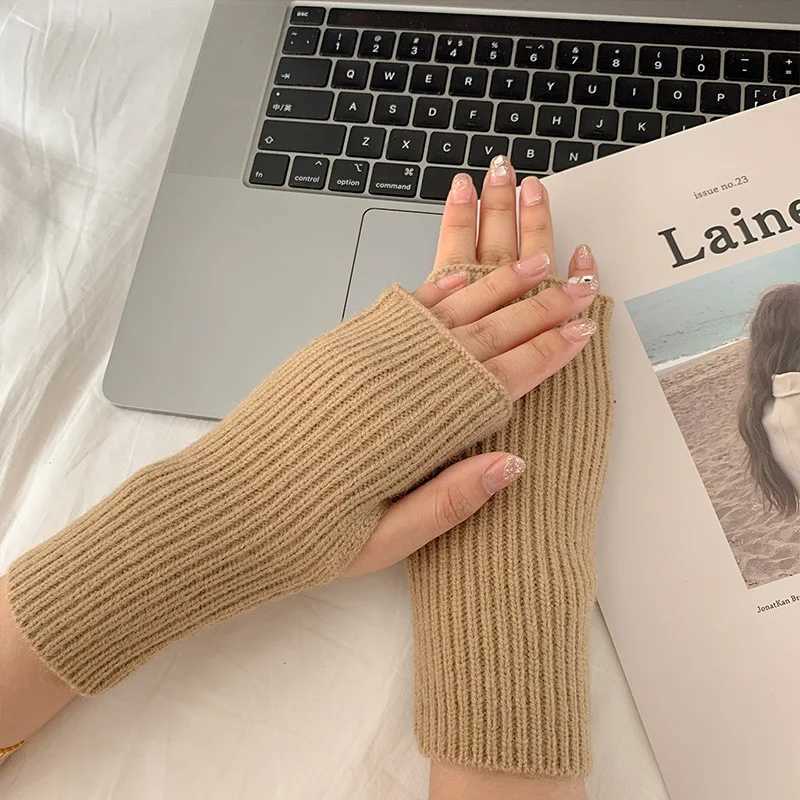 Half Finger GS Female Autumn/Winter Korean Edition Full Series Knitted Warm Vertical Striped Wool Half Scissor Student Writing Cycle W241026