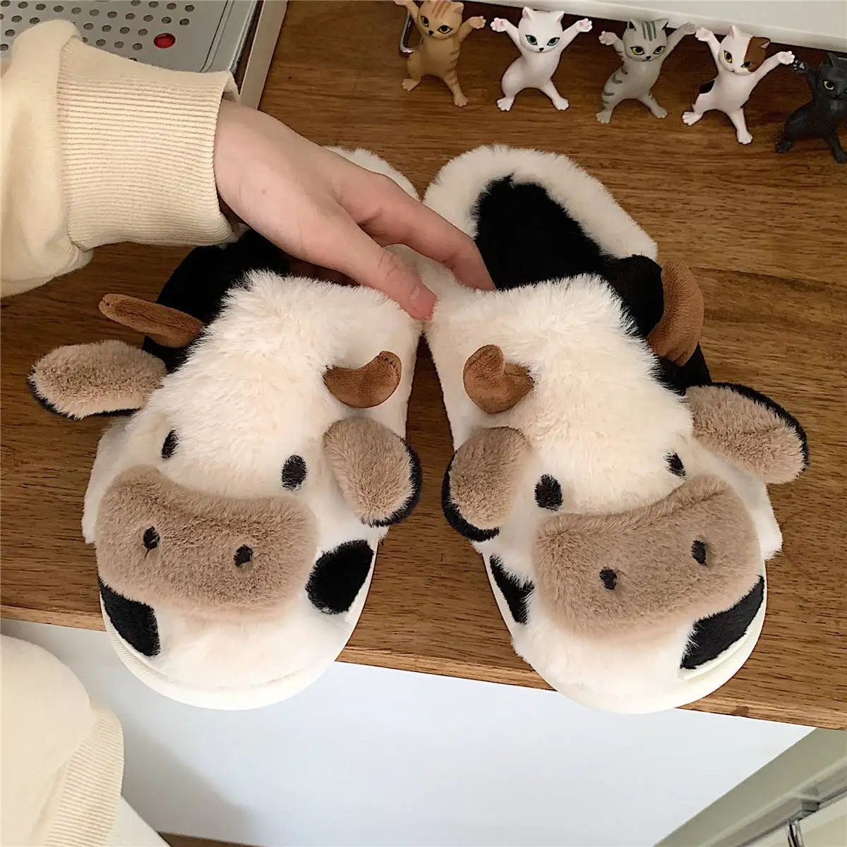 Womens Cartoon Cute Cow House Slippers Warm Plus Lined Closed Toe Fuzzy Home Slides Womens Fluffy Comfy Shoes Winter Autumn 241025