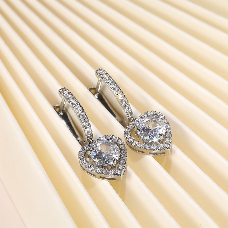 Classic Hollow Heart Shaped Zirconia Earrings Womens Exquisite White Gold Crystal Earrings Designer White Princess Diamond Stud Earrings Wedding Luxur
