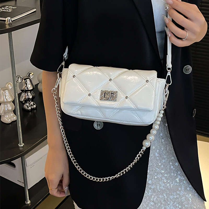 Handheld Pearl Fragrant Style for Women 2024 Summer New Ins Fashion Diamond Grid Chain Small Square Crossbody Bag