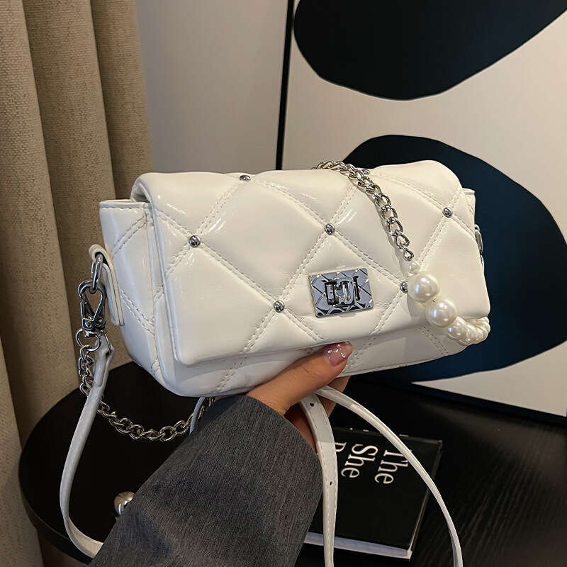 Handheld Pearl Fragrant Style for Women 2024 Summer New Ins Fashion Diamond Grid Chain Small Square Crossbody Bag