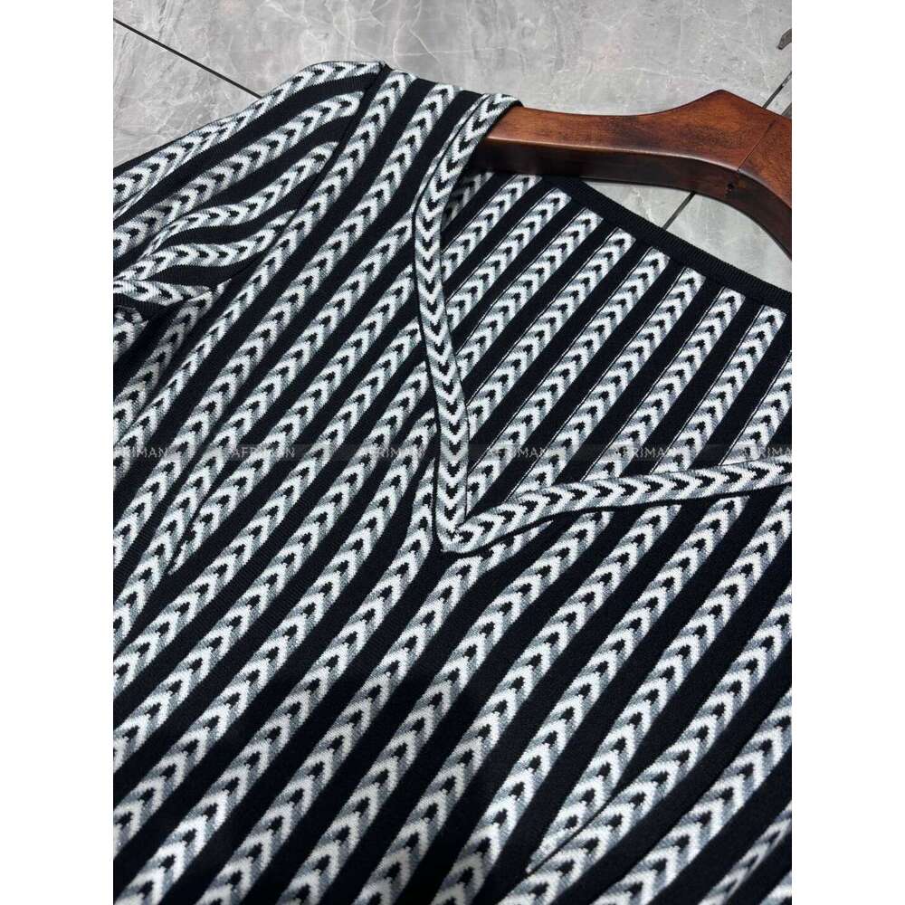 Women Slim Slimming Vertical Striped V-Neck Long Sleeved Knitted Dress