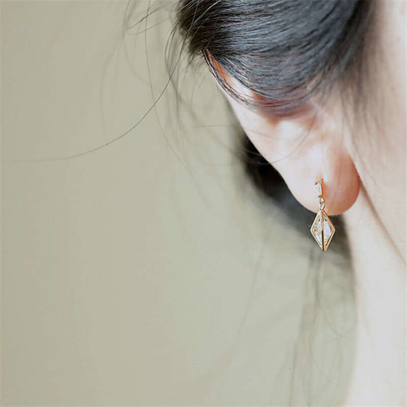 Sterg Sier Korean Dia Hollow Stud Earrings Women Crystal Tassels Light Sexy Party Jewelry Gift
