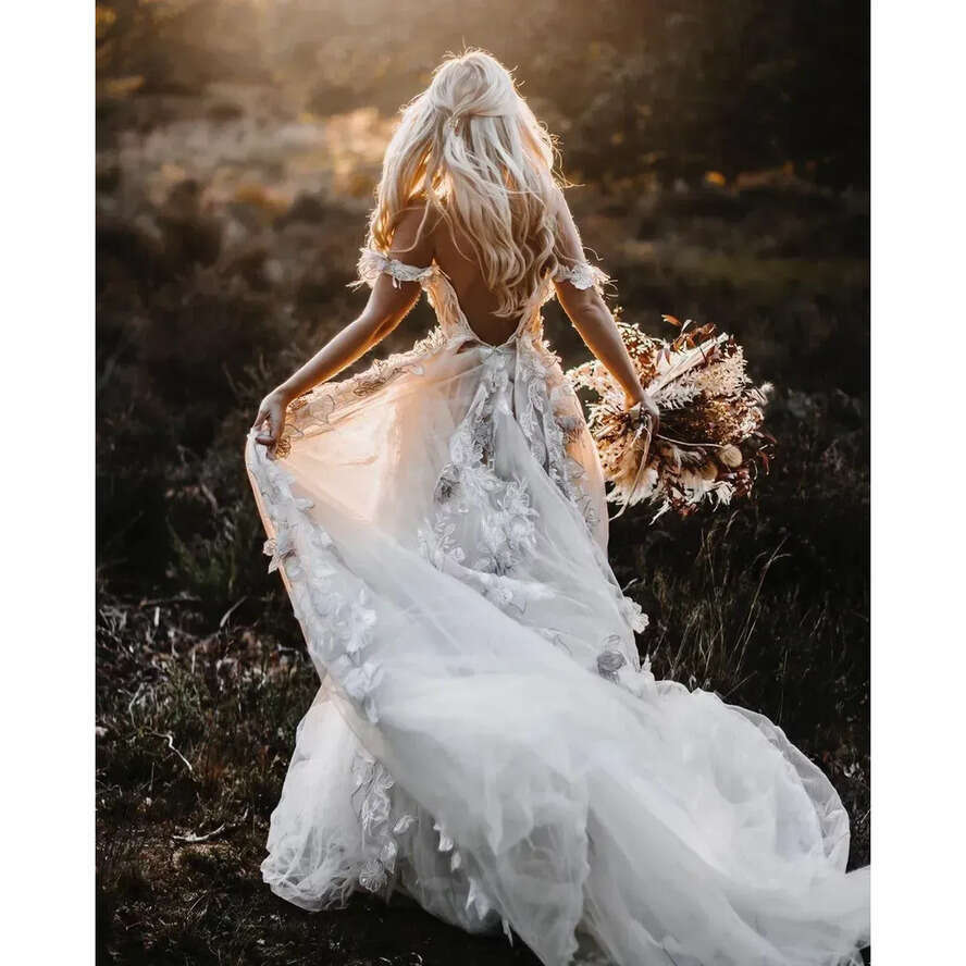 Off Bohemian Shoulder Wedding Dresses Fairy Tulle Skirt Sexy Backless Lace Appliqued Ral Country Outdoor Bride Gowns Custom Made 0515
