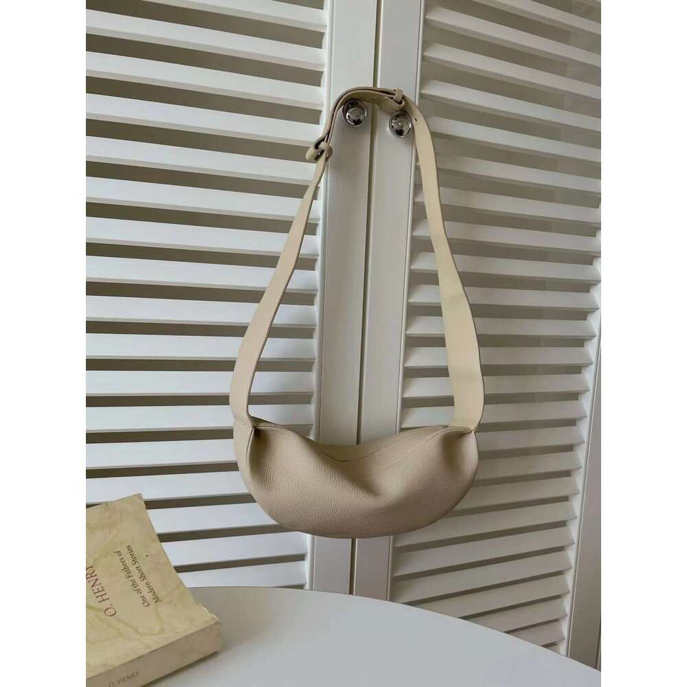 Retro Classic Black Chest Bag Comfortable Wide Shoulder Strap Diagonal Hobos Woman All-Match Dumpg Casual Purse