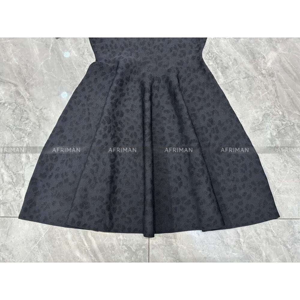 Women Round Neck Short Sleeve Medusa Jacquard Knit Mini Dress