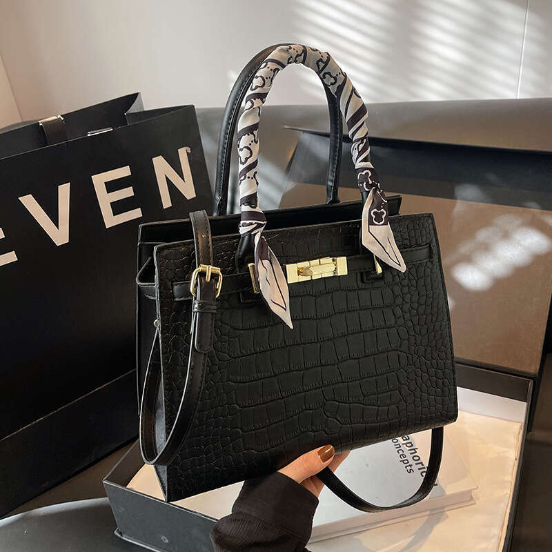 Wedding large capacity female niche available for daily use, envelope, mother, red wedding special women's bag, bride's shoulder bag