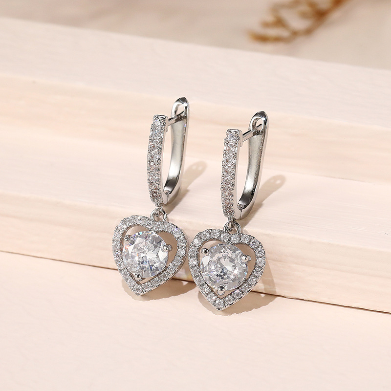 Classic Hollow Heart Shaped Zirconia Earrings Womens Exquisite White Gold Crystal Earrings Designer White Princess Diamond Stud Earrings Wedding Luxur