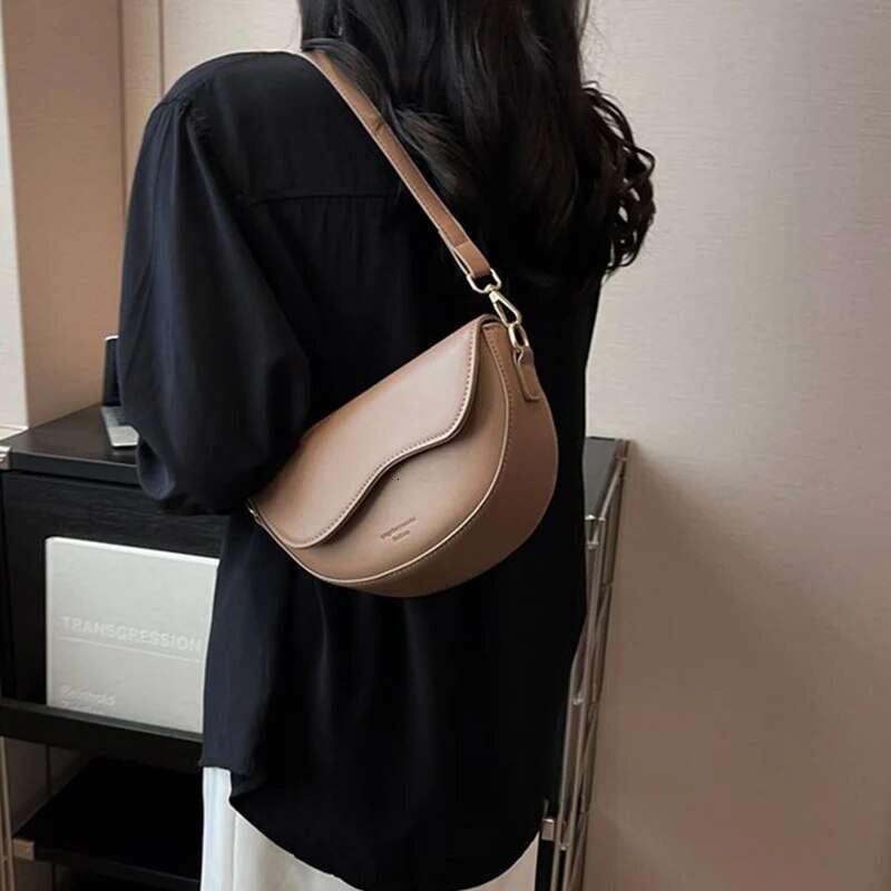 urious Fashionable PU Leather Shoulder and Crossbody Bag Suitable for WOMEN'S TRAVEL
