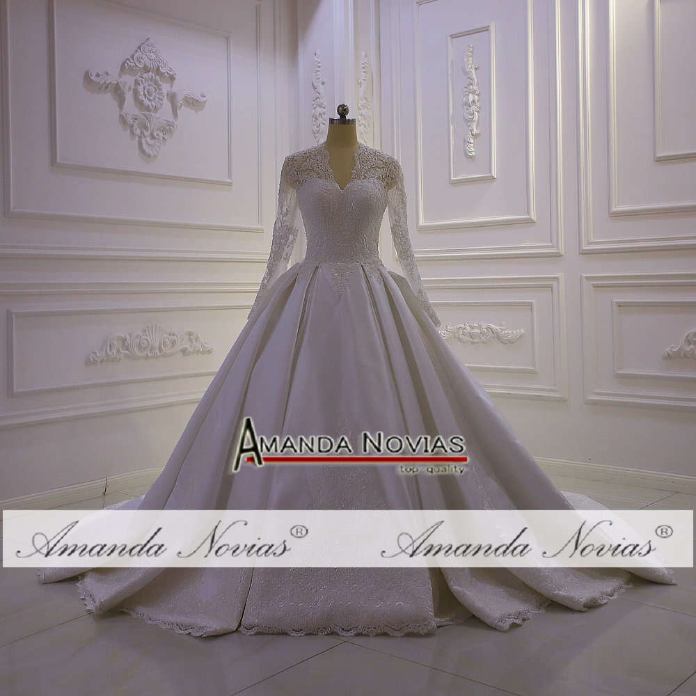 V-neck Long Sleeve Stain Wedding Dress