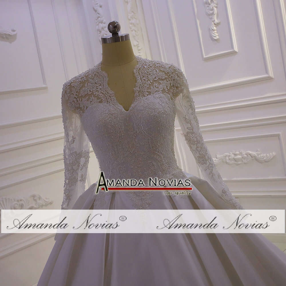 V-neck Long Sleeve Stain Wedding Dress