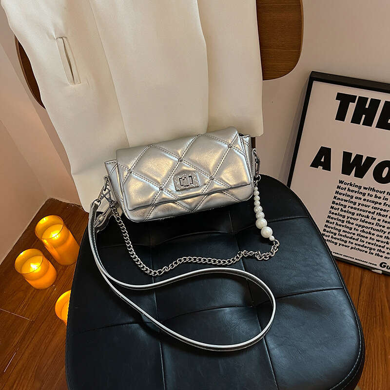Handheld Pearl Fragrant Style for Women 2024 Summer New Ins Fashion Diamond Grid Chain Small Square Crossbody Bag