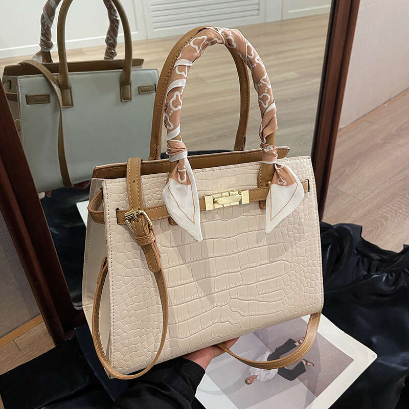 Wedding large capacity female niche available for daily use, envelope, mother, red wedding special women's bag, bride's shoulder bag