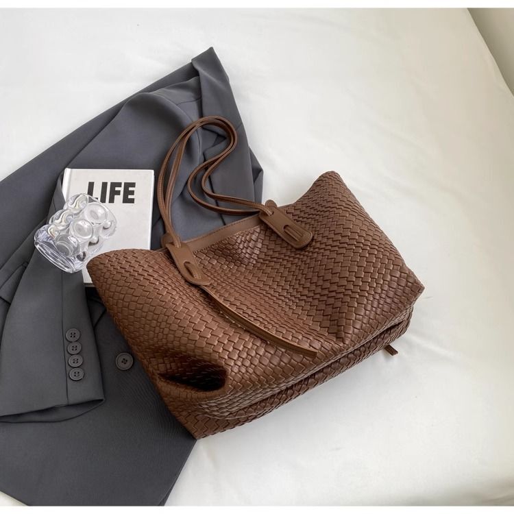 Free Shipping 2025S designer Retro Dia Woven Large Capacity Women Autumn And Winter New Fashion Handbag Travel Shoulder Bag Handbag