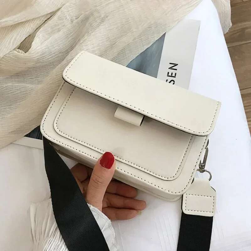 Messenger Ladies 2025 New Trendy Wide Shoulder Strap/chain Small Square Retro Casual Simple Flap Crossbody Bag for Women