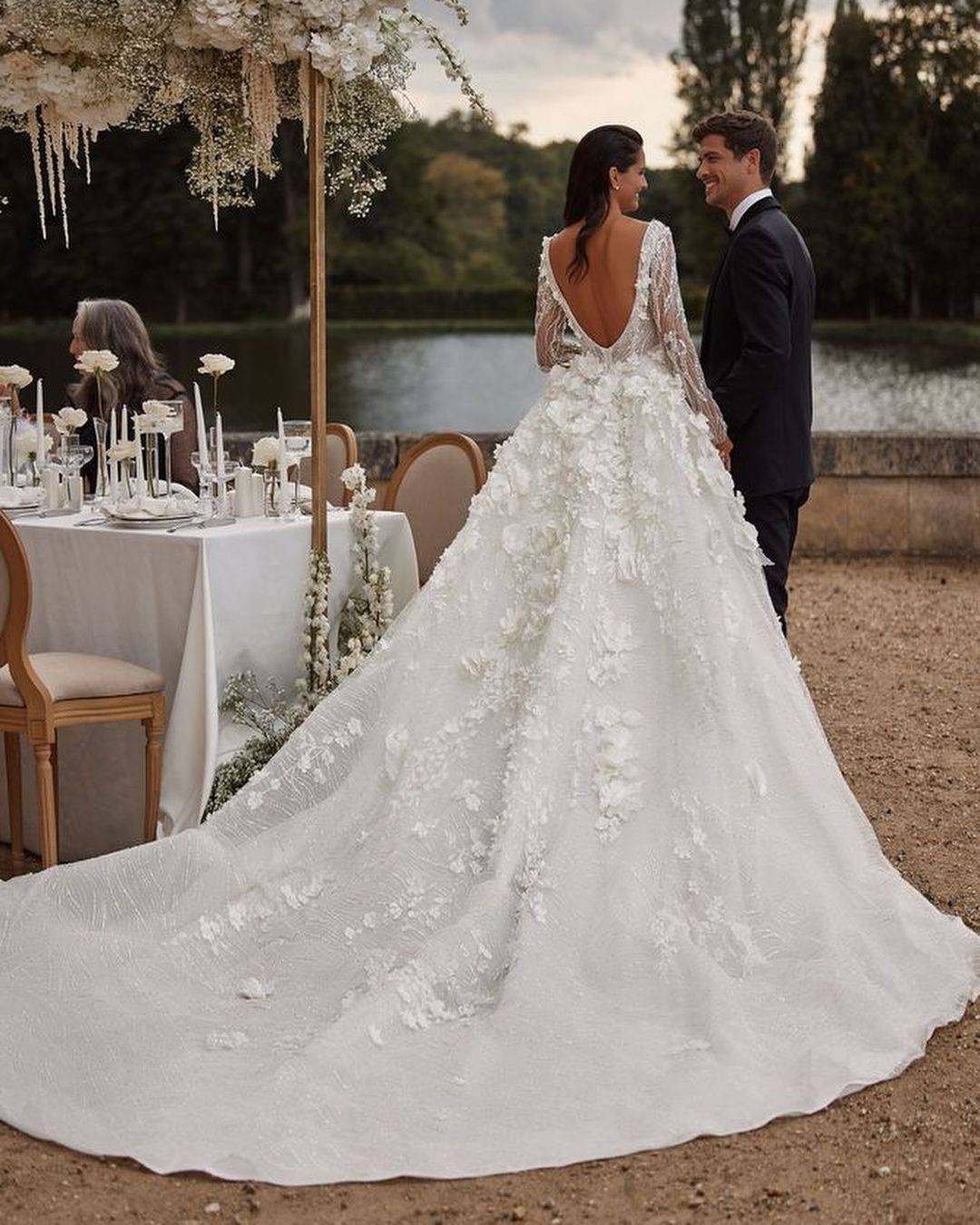 Gorgeous A Line Bride Gowns Sequins 3D Appliques V Neck Long Sleeve Wedding Dress Sweep Train Tulle Bridal Dresses Custom Made