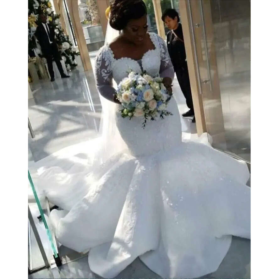 2024 Plus Size Mermaid Dresses Long Sleeves Sweetheart Necke Sequins Applique Lace Sweep Train Organza Satin Wedding Bridal Gown 0431