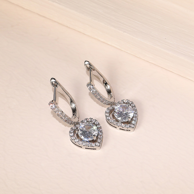 Classic Hollow Heart Shaped Zirconia Earrings Womens Exquisite White Gold Crystal Earrings Designer White Princess Diamond Stud Earrings Wedding Luxur