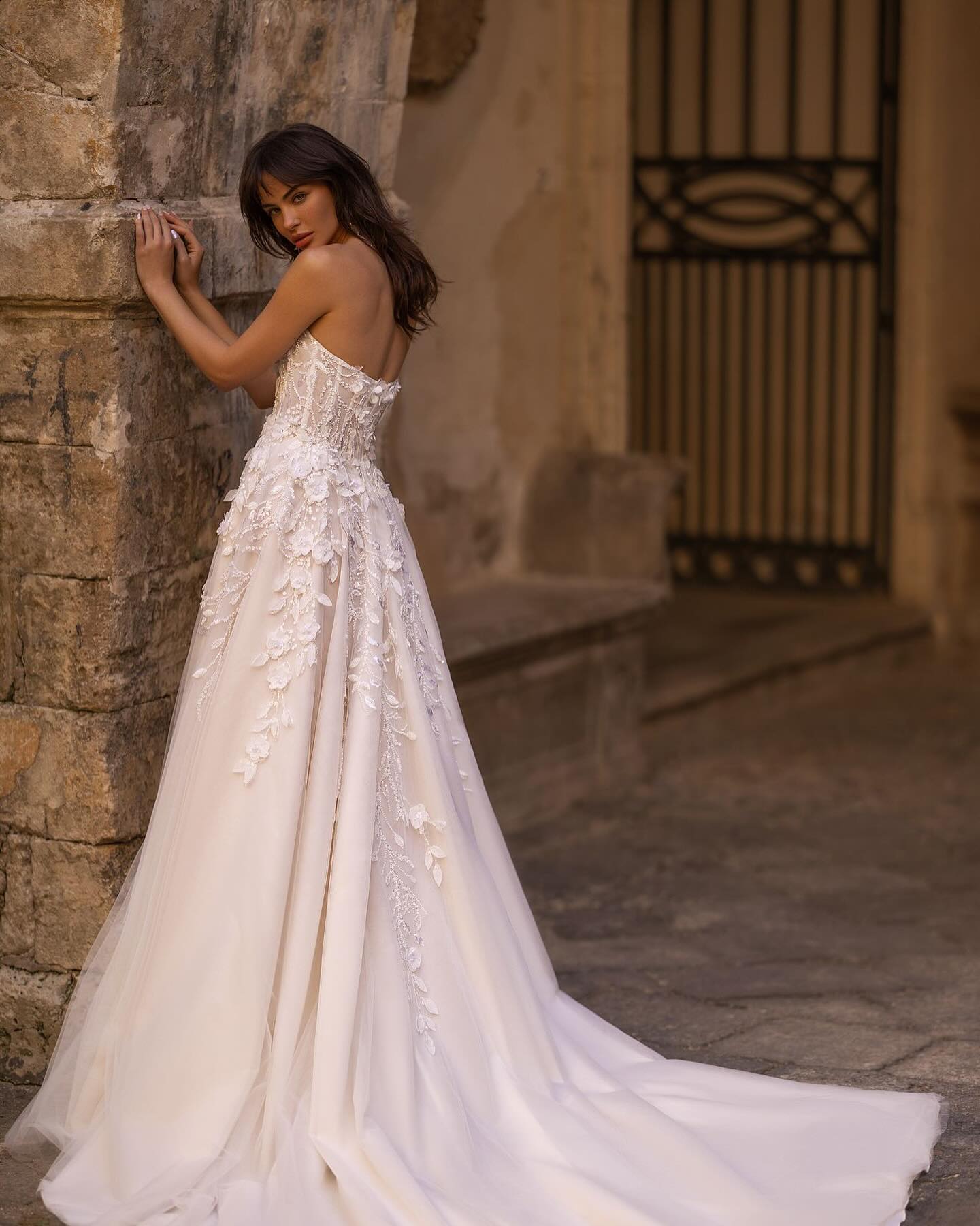 Gorgeous appliqued dresses bridal gowns 2024 sheer sweetheart wedding dress A e beading lace backless robe de mariee