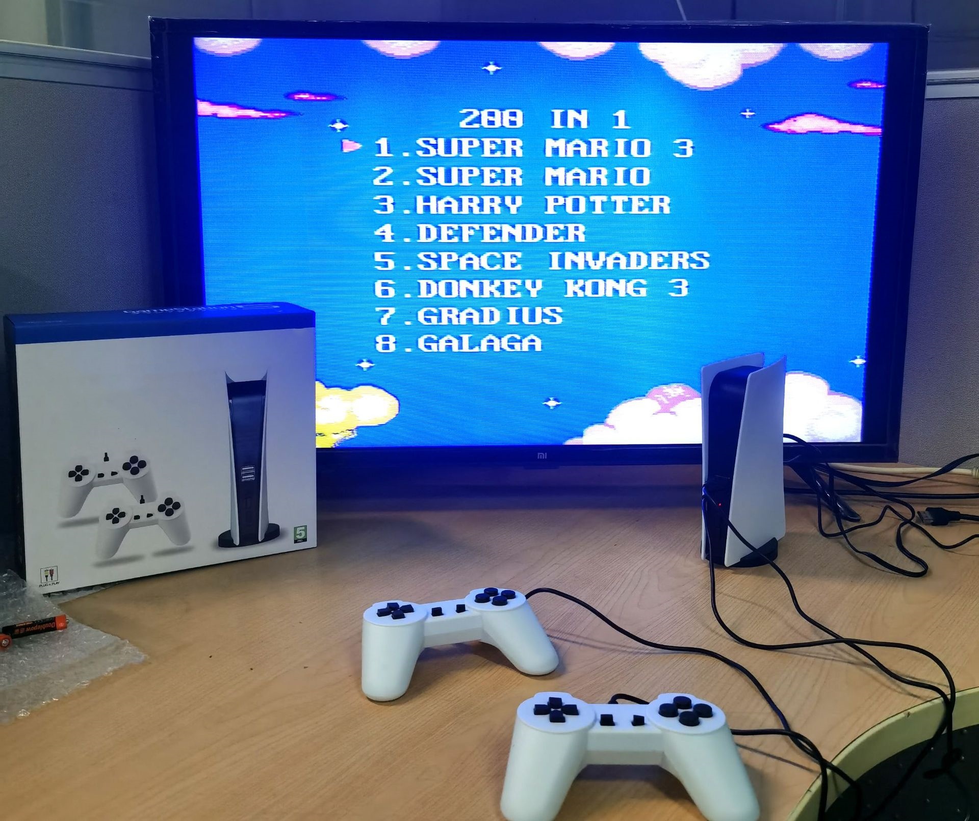Mini TV console P5 Nostalgia Red and White FC with 200 games PS4 controller