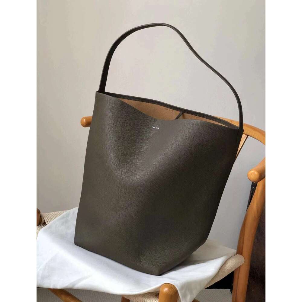 New 2025 Bucket Senior Shoulder Handbag Litchi Grain Cowhide Large Capacity Tote Bag Female
