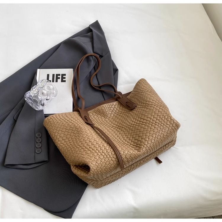 Free Shipping 2025S designer Retro Dia Woven Large Capacity Women Autumn And Winter New Fashion Handbag Travel Shoulder Bag Handbag