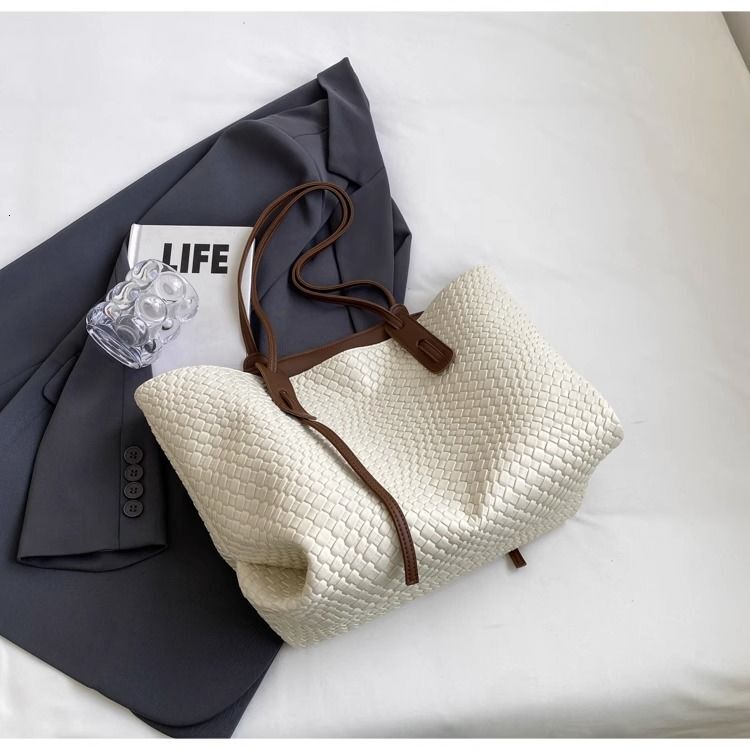 Free Shipping 2025S designer Retro Dia Woven Large Capacity Women Autumn And Winter New Fashion Handbag Travel Shoulder Bag Handbag