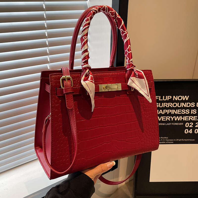 Wedding large capacity female niche available for daily use, envelope, mother, red wedding special women's bag, bride's shoulder bag