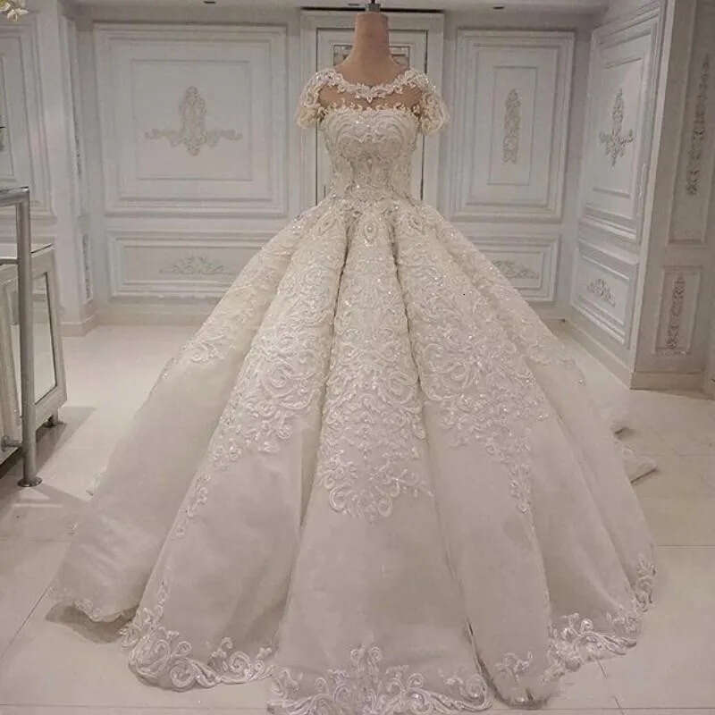 Designer Dresses Elegant Long Gorgeous Dubai Arabia Ball Gown Lace Appliques Crystal Beads Short Sleeves Bridal Gowns Wedding Dress