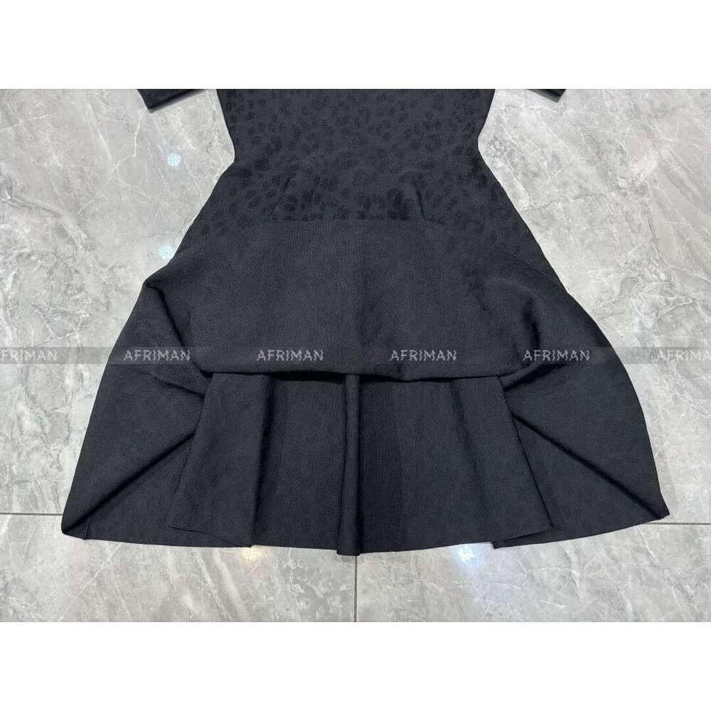 Women Round Neck Short Sleeve Medusa Jacquard Knit Mini Dress