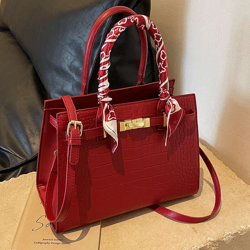Wedding large capacity female niche available for daily use, envelope, mother, red wedding special women's bag, bride's shoulder bag