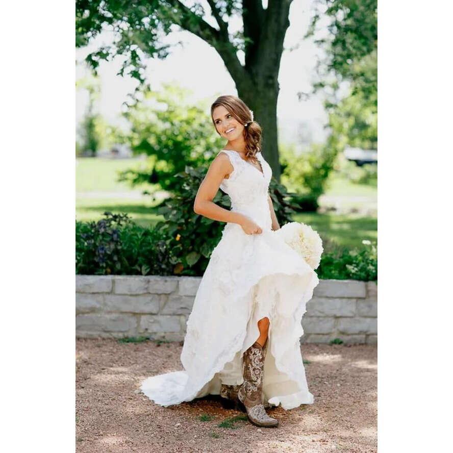 2020 Country Bohemian Bridal Dresses Rustic Cowgirl V-Neck Boho Dress A E Lace Wedding Gowns Applique Custom Made Discount 0510
