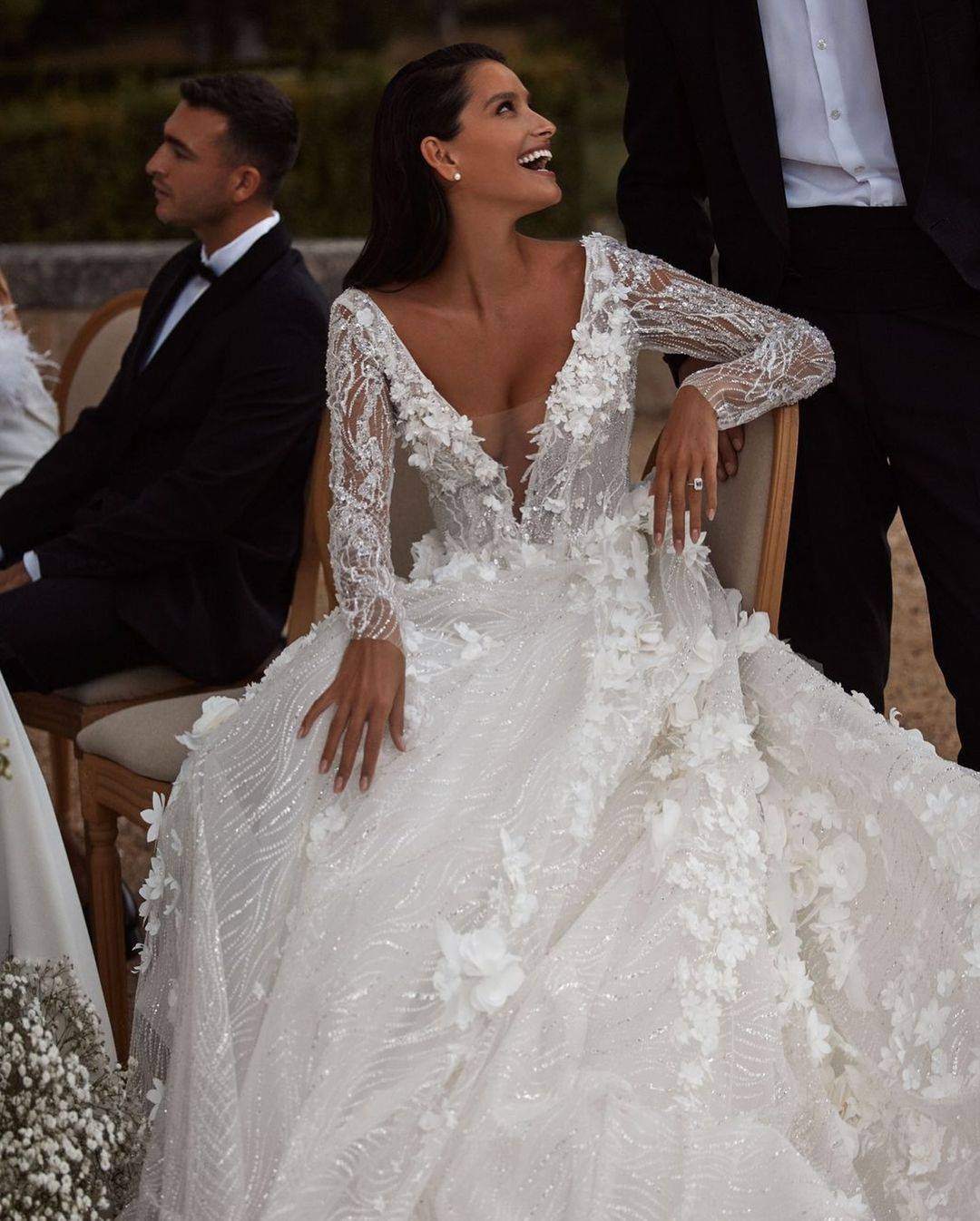 Gorgeous A Line Bride Gowns Sequins 3D Appliques V Neck Long Sleeve Wedding Dress Sweep Train Tulle Bridal Dresses Custom Made