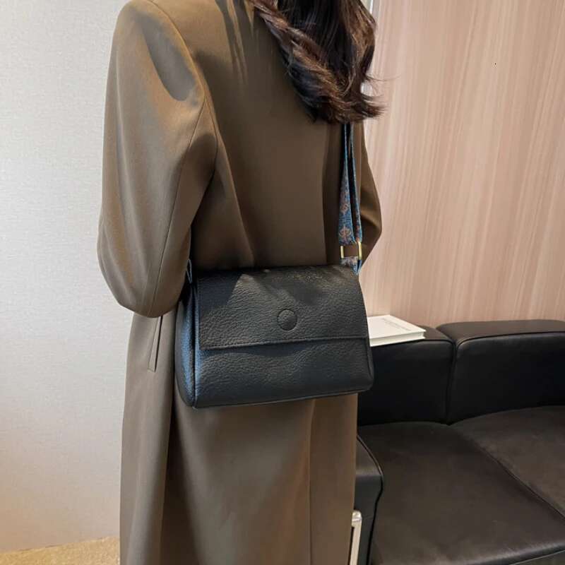 Leather Solid Tote Crossbody for Women 2025 Tend Simple Shoulder Side Bag Quality Female Handbags and Purses