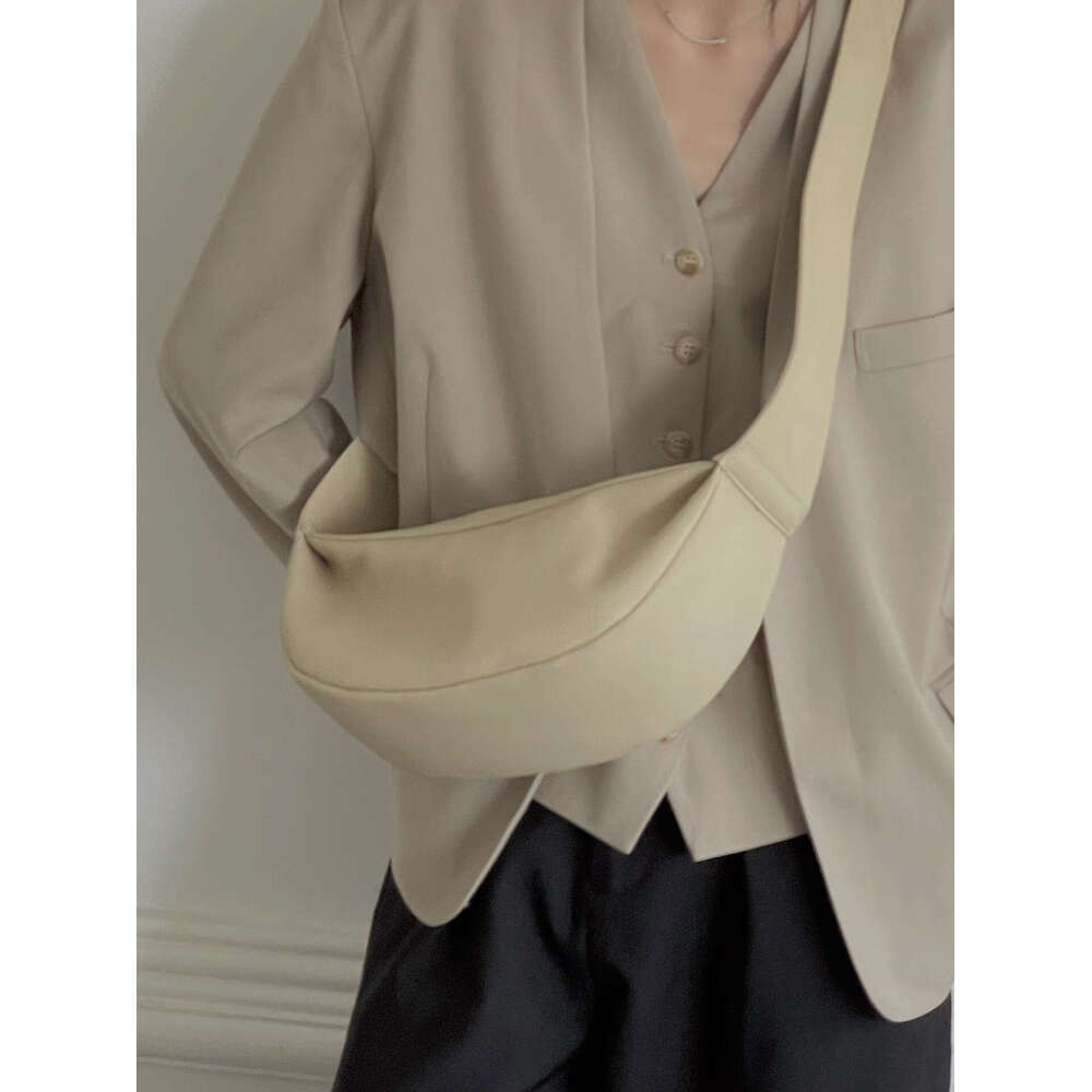 Retro Classic Black Chest Bag Comfortable Wide Shoulder Strap Diagonal Hobos Woman All-Match Dumpg Casual Purse