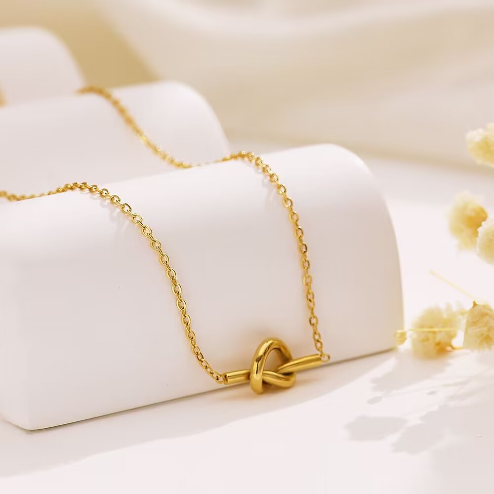 Designer Jewellery High Quality Waterproof 18K Gold Plated Stainless Steel Knot Pendant Necklace for Special Occasions Gift Textured Elegant Accessory