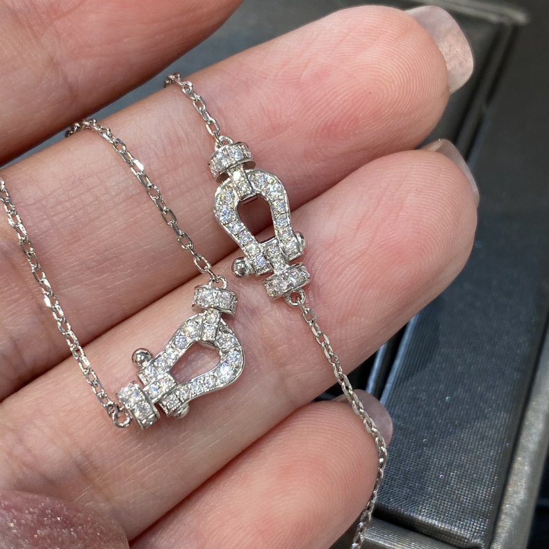 V gold necklace niche designer necklace horseshoe buckle necklace designer jewelry temperament diamond studded necklace collarbone chain