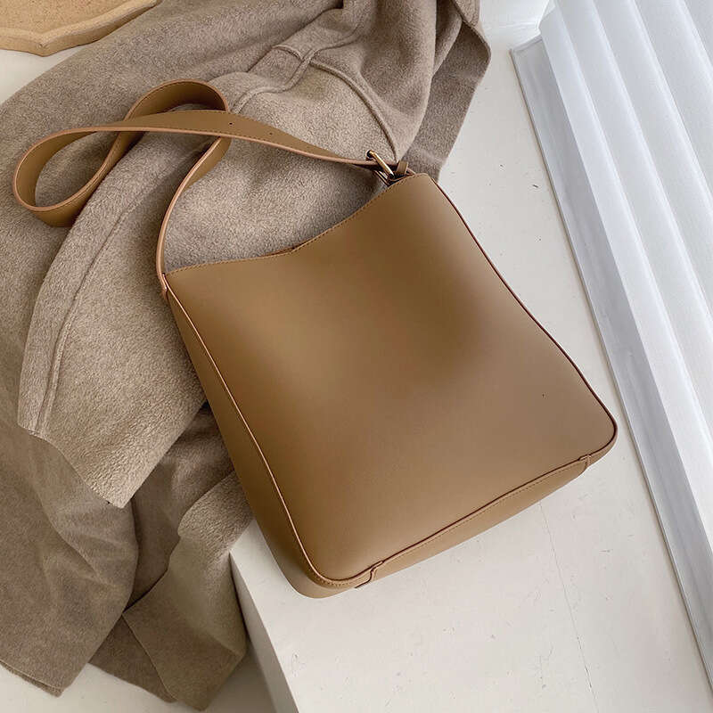 Internet celebrity chic casual minimalist for women popular new Korean version fashionable versatile single shoulder crossbody bucket bag