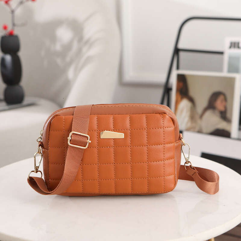 Niche Embroidered 2024 New Fashion Versatile Camera Women's Crossbody Bag