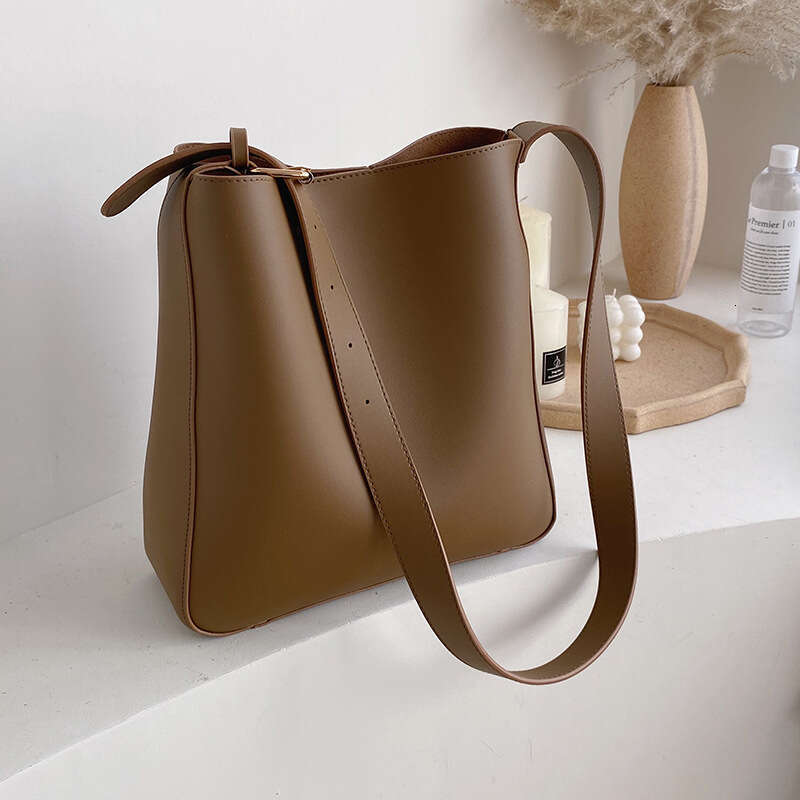 Internet celebrity chic casual minimalist for women popular new Korean version fashionable versatile single shoulder crossbody bucket bag