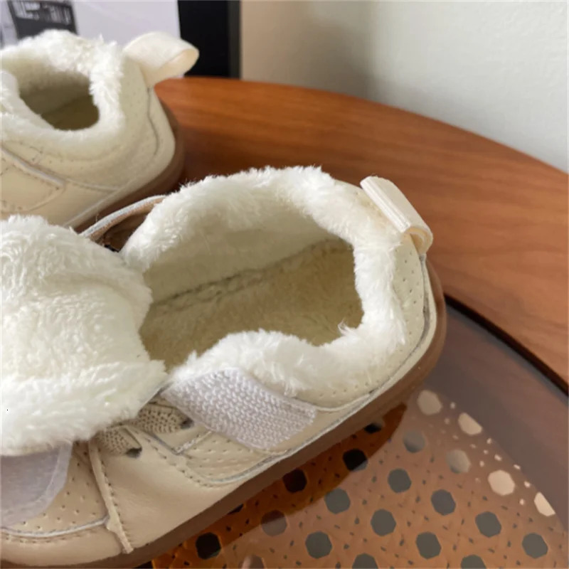 Winter Baby Shoes Leather Toddler Boys Barefoot Shoes Short Fur Soft Sole Outdoor Fashion Little Girls Sneakers 241028