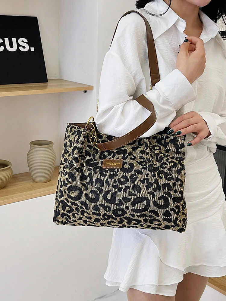 Womens shoulder bag leopard print canvas handbag multiple pockets used for school work and shopping 241028
